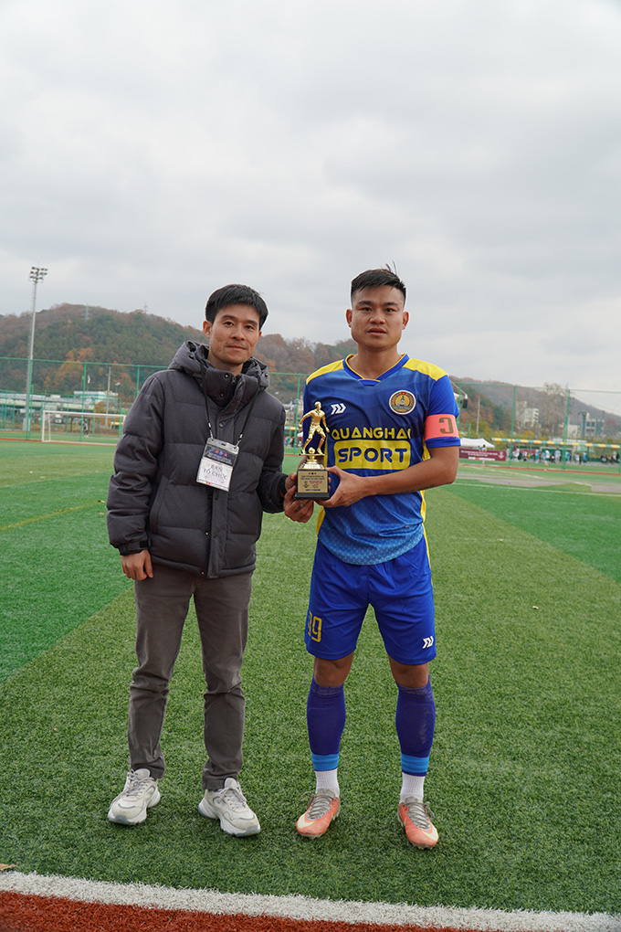 Cầu thủ Nguyễn Hữu Khôi nhận giải cầu thủ xuất sắc nhất trận đấu giữa FC Friends và Monday FC, anh ghi 4 bàn ở trận này.  (Ảnh: Dưỡng Nguyễn)