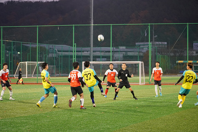 Một tình huống trong trận bán kết giữa Baran FC và Gwangju (miền Nam)  (Ảnh: Dưỡng Nguyễn)