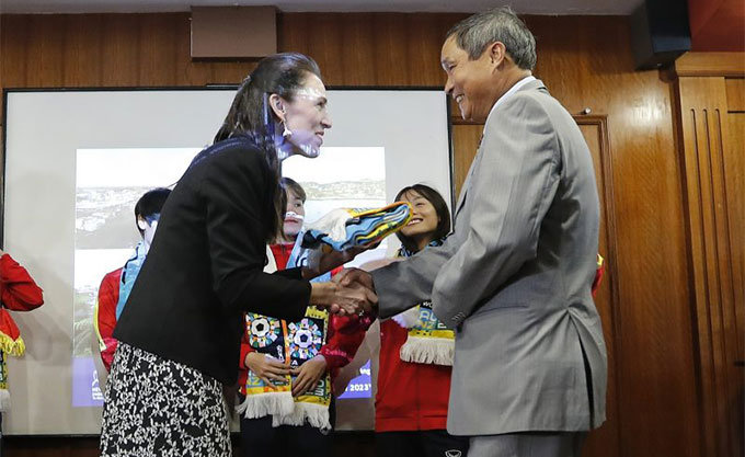 Tại cuộc gặp mặt, Thủ tướng Jacinda Ardern tặng cho các thành viên ĐT nữ Việt Nam món quà đặc biệt của New Zealand, nhằm góp phần chuẩn bị cho hành trình của các cô gái tại VCK FIFA World Cup nữ 2023. Ảnh: VFF