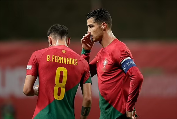Bruno Fernandes không phát huy được hết khả năng khi sát cánh cùng Ronaldo ở ĐT Bồ Đào Nha