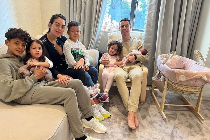 Cô bạn gái Georgina và các con là động lực để Ronaldo tiếp tục sống và vươn lên