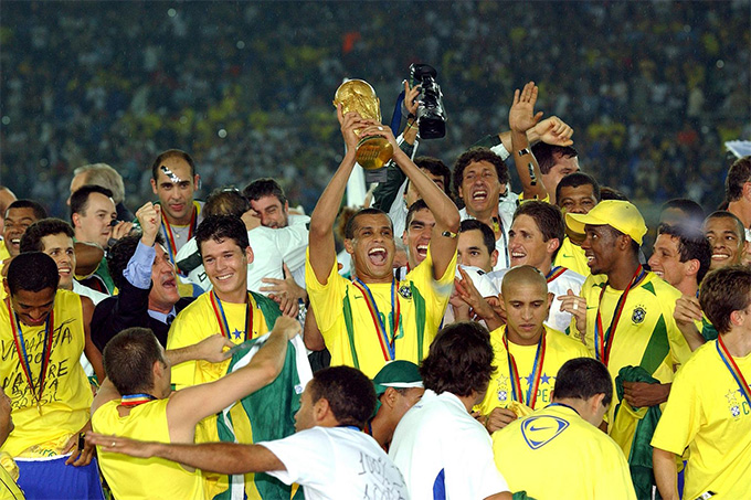 Rivaldo và các đồng đội nâng cao cúp vàng thế giới năm 2002