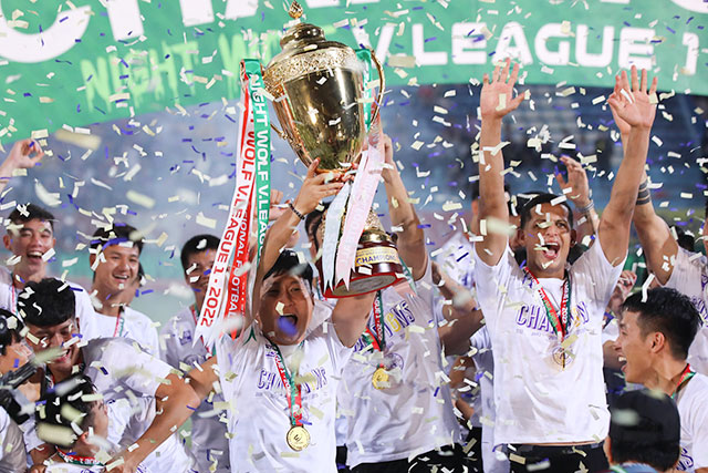 HLV Chun Jae Ho nâng cúp vô địch V.League 2022 - Ảnh: đỨC CƯỜNG