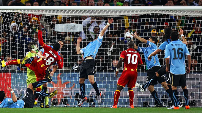 Suarez dùng tay cứu thua cho Uruguay