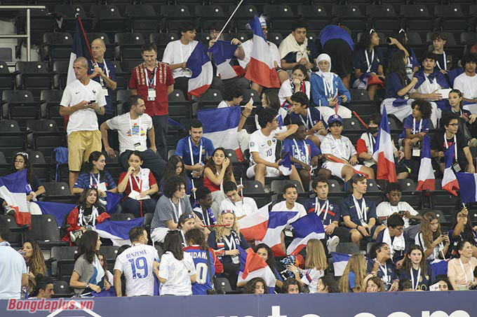 Pháp là đội tuyển hiếm hoi tại World Cup 2022 tập mở trong toàn vẹn thời lượng. Trước đó, các đội như Anh, Hàn Quốc đều chỉ cho phép giới truyền thông tác nghiệp trong 15 phút 