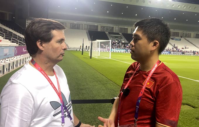 Phóng viên Bóng đá trao đổi với nhà báo Argentina 