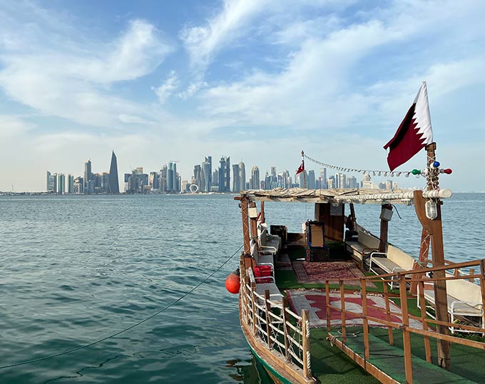 Bức ảnh thể hiện hình ảnh quá khứ và hiện tại của Qatar - Ảnh: Vy Cầm 