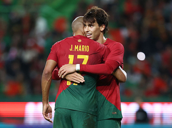 Felix ăn mừng cùng Mario sau chiến thắng dễ trước Nigeria