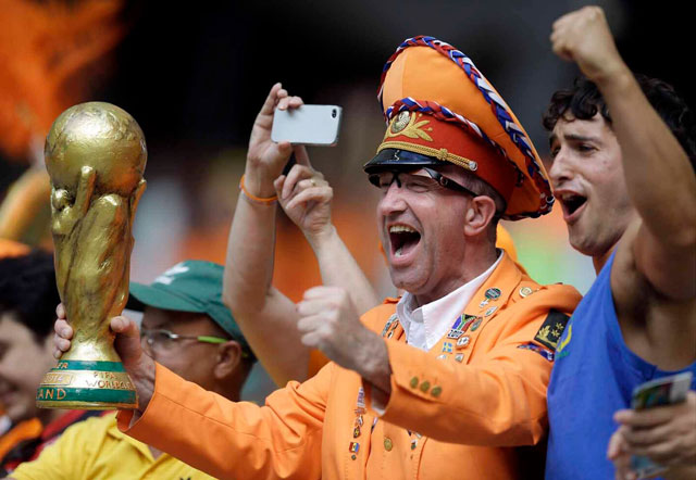 Những CĐV Hà Lan cuồng nhiệt trên các khán đài luôn khiến tiền vệ Frenkie de Jong  cảm thấy phấn khích cao độ