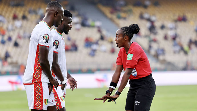 Mukansanga, một trong 3 trọng tài nữ lần đầu tiên được cầm còi tại một kỳ World Cup