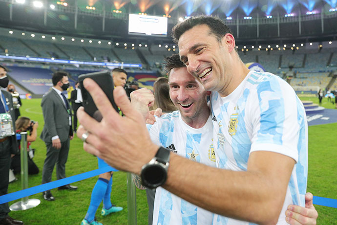 Không ngoa khi nói rằng, HLV Lionel Scaloni (trái) và người đồng đội cũ siêu sao Lionel Messi đang là những người quan trọng nhất ở ĐT Argentina