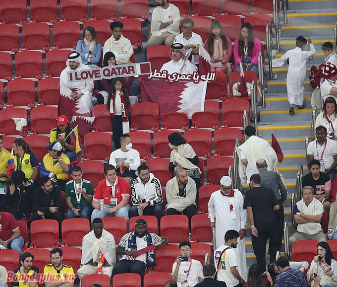 Một hình ảnh đối lập rất thú vị về tình cảm của người hâm mộ Qatar với kết quả đáng buồn của đội nhà 