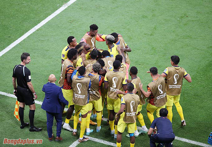Ecuador ghi 2 bàn trong hiệp 1, qua đó biến Qatar trở thành đội chủ nhà đầu tiên của World Cup bị dẫn trước 2 bàn chỉ trong 45 phút đầu tiên ở trận khai màn