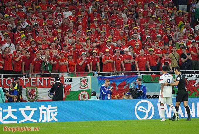 Người hâm mộ xứ Wales gây áp lực đối với cầu thủ Mỹ mỗi khi họ có bóng gần đường biên 