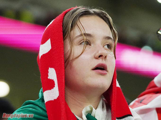 Cổ động viên nữ hướng ánh mắt về phía đội tuyển xứ Wales 