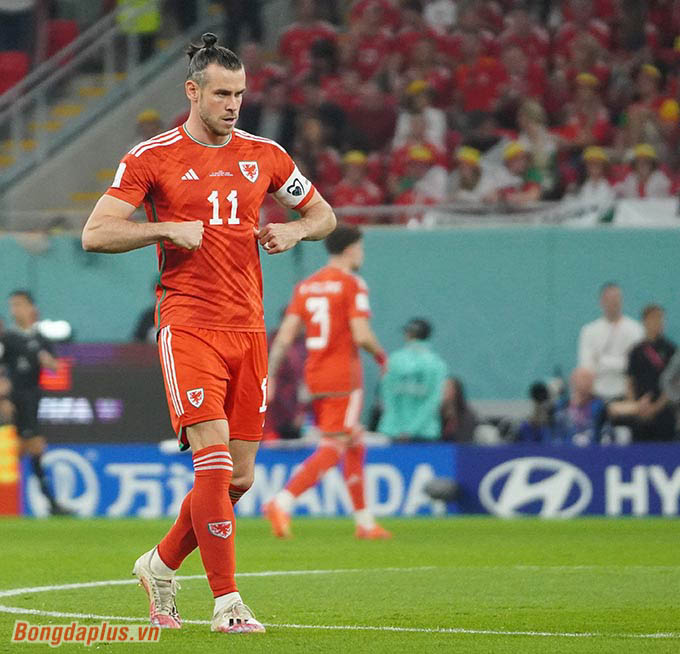 Gareth Bale đeo băng đội trưởng xứ Wales. Đây là lần đầu tiên và có lẽ là lần cuối cùng mà Bale được dự World Cup 