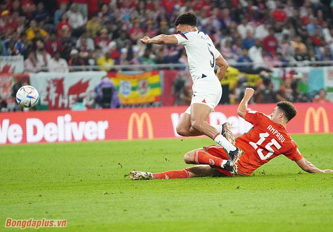 Các cầu thủ xứ Wales không ngại va chạm, tranh chấp với đối thủ 
