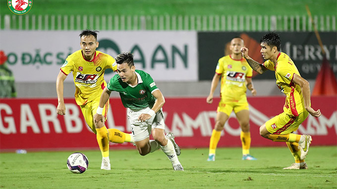 Thanh Hoá (áo vàng) đã thua đậm Bình Định trên sân nhà - Ảnh: BĐFC