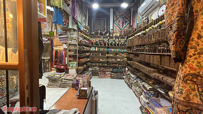 Dọc theo những con ngõ của chợ Souq Waqif, người viết bắt gặp không ít những cửa hàng bán vải, quần áo, đèn cổ, tranh hay những bức sa bàn về ngôi chợ năm xưa tại Qatar. 