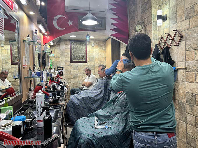 Bên trong một hiệu cắt tóc được xem là... hiện đại của chợ cổ Souq Waqif