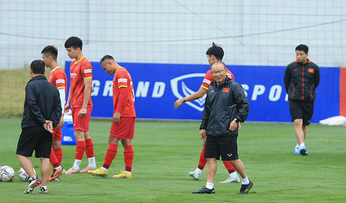 Chiều nay (24/11), ĐT Việt Nam đã có buổi tập thứ 2 trong chiến dịch hướng tới AFF Cup 2022. Ở buổi tập này, HLV Park Hang Seo đón chào sự trở lại của tiền vệ Hoàng Đức, người mới trở về từ Qatar sau khi làm khách mời dự khán 2 trận đấu tại World Cup 2022.