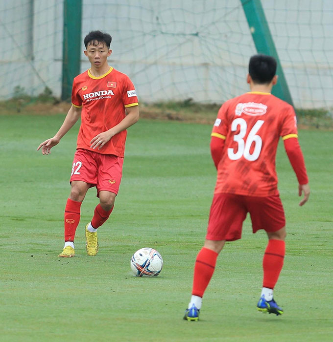 Sau buổi tập đầu tiên ngồi ngoài,tiền vệ Châu Ngọc Quang đã có thể vào sân "luyện công" cùng các đồng đội. Tiền vệ của Hải Phòng đang nỗ lực để ghi điểm trong mắt thầy Park 