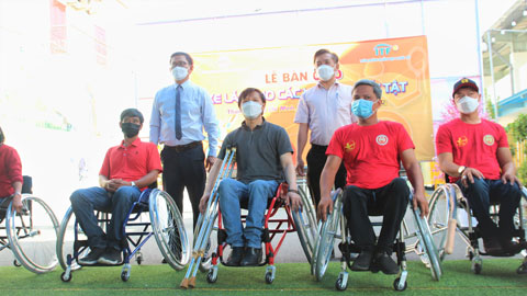 Ông Đoàn Thanh Tùng - Tổng thư ký LĐQVVN tại lễ bàn giao xe lăn cho các VĐV khuyết tật tại Trung tâm TDTT Quận Gò Vấp, TP.HCM