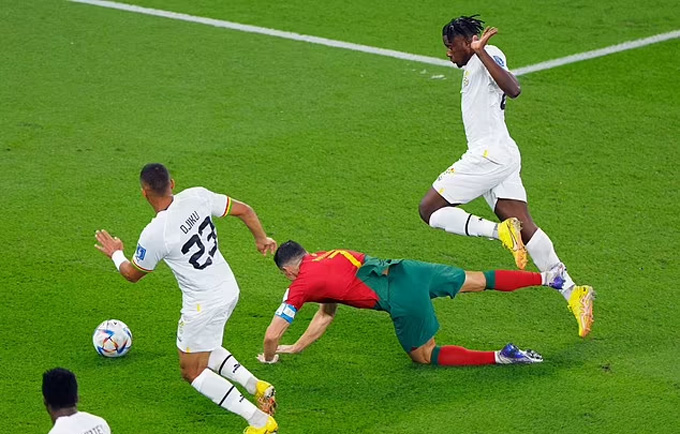 Tình huống Ronaldo mang về quả phạt 11m cho Bồ Đào Nha