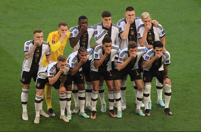 Các cầu thủ Đức phản đối lệnh cấm của FIFA bằng hành động lấy tay bịt miệng