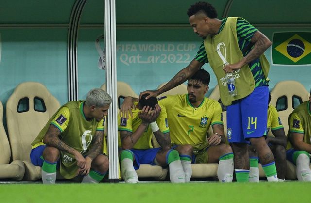 Chấn thương của Neymar có vẻ không đơn giản bởi anh đã khóc