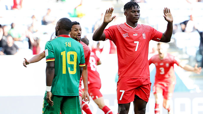 Breel Embolo (7) sinh ra ở Cameroon nhưng chọn ĐT Thụy Sỹ để bảo vệ màu áo nên anh không ăn mừng khi ghi bàn trước đội bóng quê hương