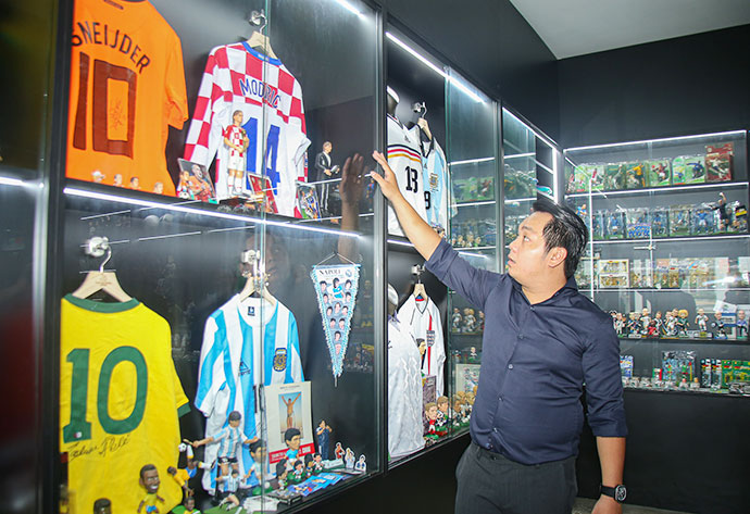 Anh Trần Minh Tú đứng trong bảo tàng 2109 với nhiều kỷ vật về bóng đá - Ảnh: Nguyễn Bằng