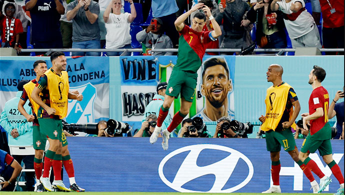 Ronaldo luôn biết cách ăn mừng bàn thắng sao cho nổi bật nhất