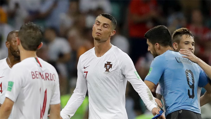 Ronaldo và các đồng đội để thua Uruguay ở vòng 1/8 World Cup 2018