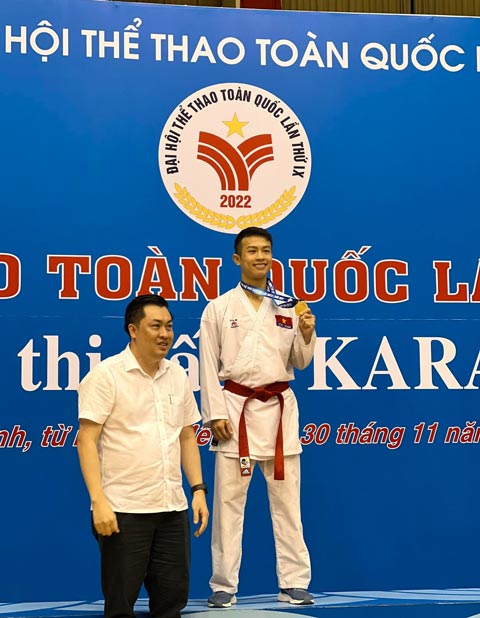 Ông Cao Văn Chóng, Phó Giám đốc Sở VHTTDL tỉnh Bình Dương đại diện BTC trao giải cho VĐV Nguyễn Thanh Duy (HCV nội dung Kumite cá nhân nam, hạng cân 60 kg)