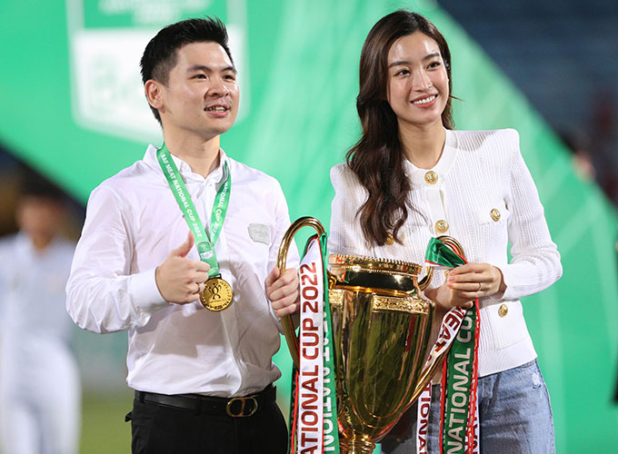 Hoa hậu Đỗ Mỹ Linh, bà xã của Đỗ Vinh Quang cũng xuống sân để chúc mừng chồng và Hà Nội FC hoàn tất cú ăn hai ở mùa giải 2022 