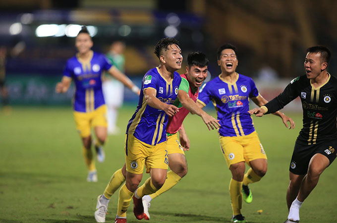 Niềm vui của Thái Quý và các đồng đội. Đây cũng là bàn thắng kết liễu tham vọng giành Cúp QG của Bình Định 