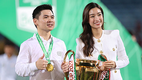Hoa hậu Đỗ Mỹ Linh cùng con trai bầu Hiển ăn mừng chức vô địch lịch sử  của Hà Nội FC 