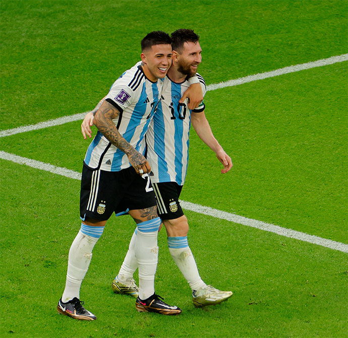 Tài năng trẻ Enzo Fernandez (trái) của ĐT Argentina được huyền thoại sống Lionel Messi chúc mừng sau siêu phẩm vào lưới Mexico