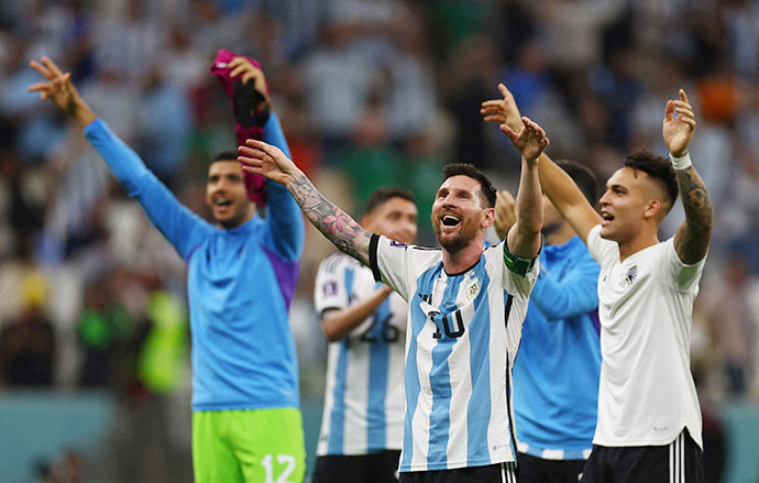 Messi cùng đồng đội ăn mừng  chiến thắng quan trọng trước Mexico
