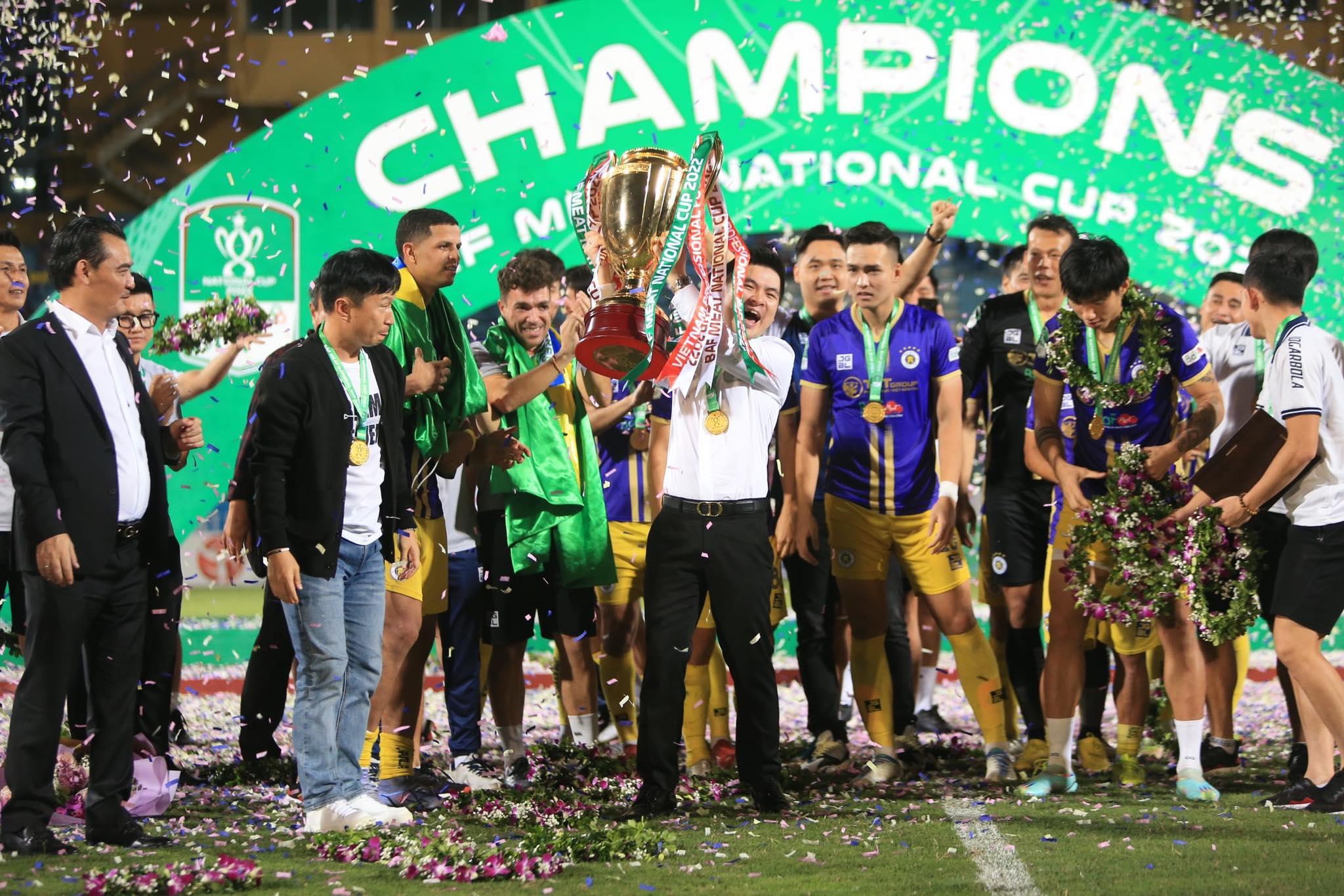 Hà Nội FC chia tay HLV Chun Jae Ho sau khi đạt cú đúp danh hiệu ở mùa giải 2022 - Ảnh: Đức Cường 