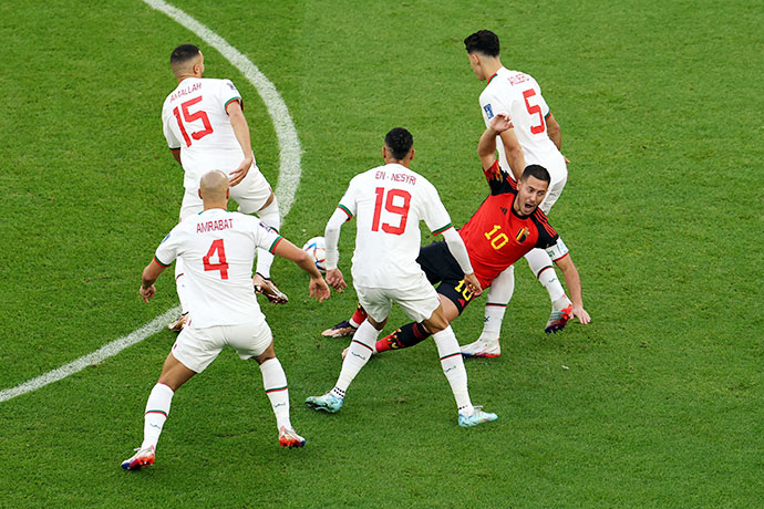  Eden Hazard bị vây kín bởi 4 cầu thủ Morocco