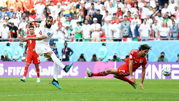 Iran (áo sáng) đủ sức giành điểm trước Mỹ sau cú sốc đánh bại Xứ Wales