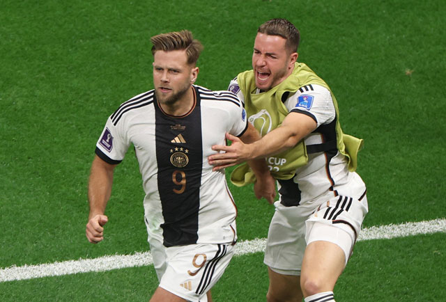 Niclas Fuellkrug (trái) ăn mừng sau khi ghi bàn gỡ hòa 1-1 cho Đức trước Tây Ban Nha