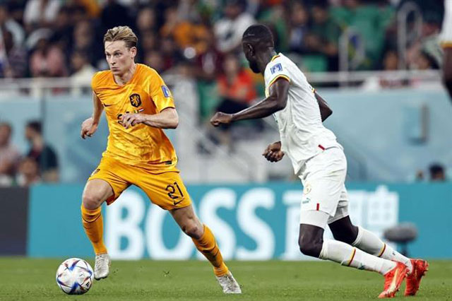 ĐT Hà Lan (trái) của HLV Louis van Gaal đã có trận đấu quá nhạt nhòa trước Ecuador