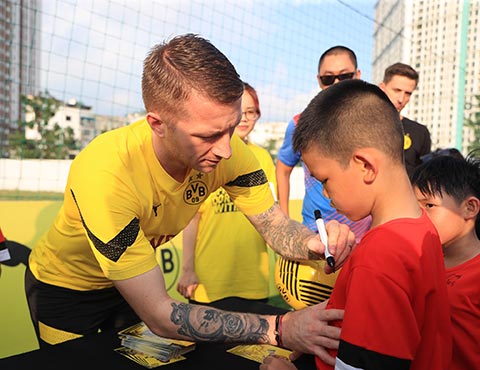 Các ngôi sao Borussia Dortmund khá thân thiện với các fan nhí. Ảnh: Đức Cường