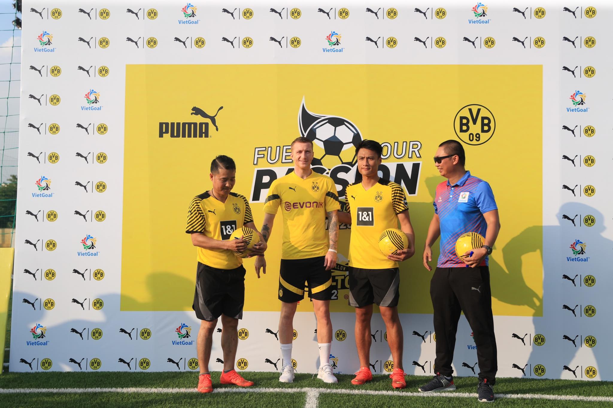 Các ngôi sao tên tuổi của Dortmund và danh thủ Nguyễn Hồng Sơn, tiền vệ Mạc Hồng Quân giao lưu với các cầu thủ nhí Việt Nam 