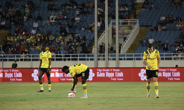 Các cầu thủ Dortmund rất bất ngờ khi bị thua ngược 1-2 trong đó có quả penalty phút cuối trận