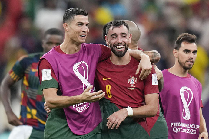 Bruno Fernandes chia vui cùng Ronaldo sau khi tỏa sáng với cú đúp bàn thắng vào lưới Uruguay