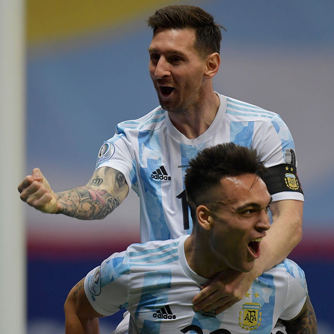 Messi đã in dấu giầy vào cả 3 bàn thắng của Argentina sau 2 trận vòng bảng